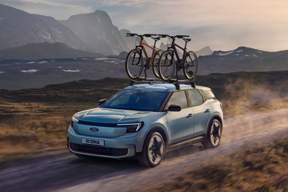 Ford Explorer σε χωματόδρομο, με μπάρες οροφής, βάση ποδηλάτου οροφής και δύο ποδήλατα τοποθετημένα στην οροφή.