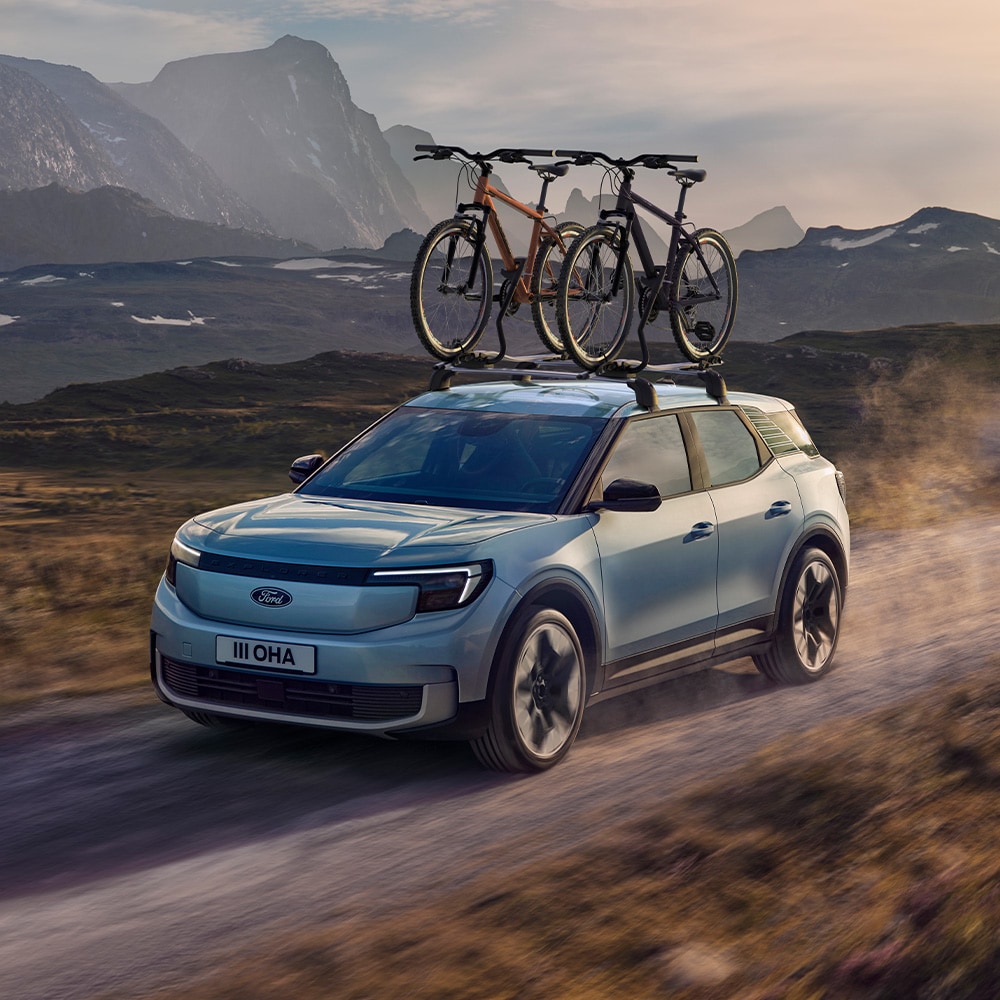 Ford Explorer σε χωματόδρομο, με μπάρες οροφής, βάση ποδηλάτου οροφής και δύο ποδήλατα τοποθετημένα στην οροφή.
