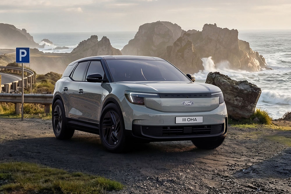 Ένα ασημί-γκρι Ford Explorer® Collection σταθμευμένο σε δρόμο δίπλα σε βραχώδη ακτογραμμή.