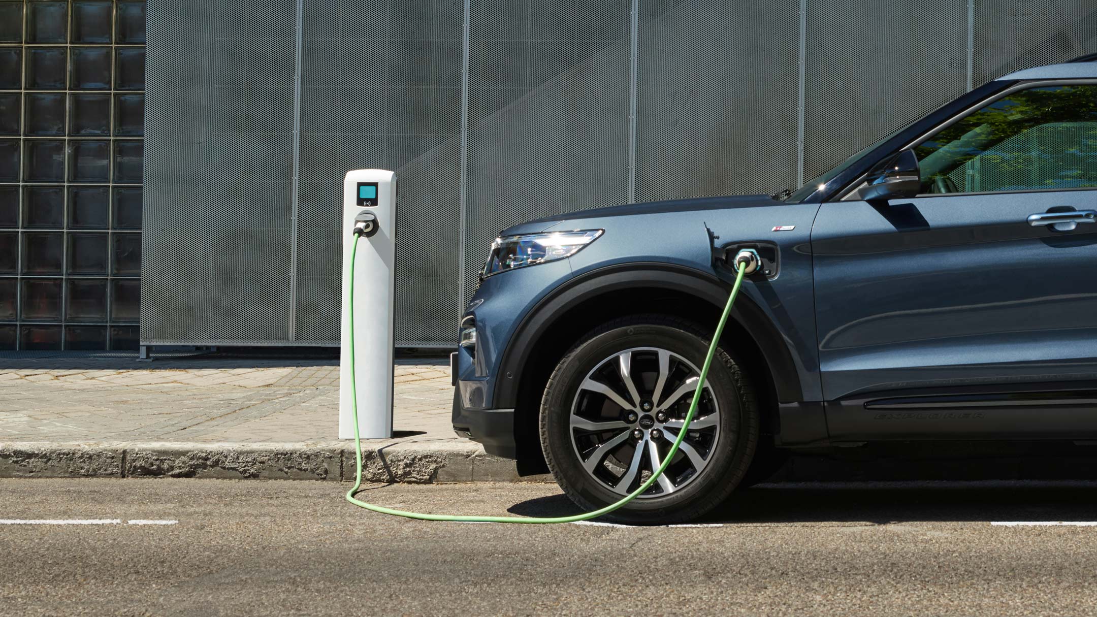 Ford Explorer Plug In Hybrid chargin in public Ford Explorer Plug In Hybrid chargin in public
