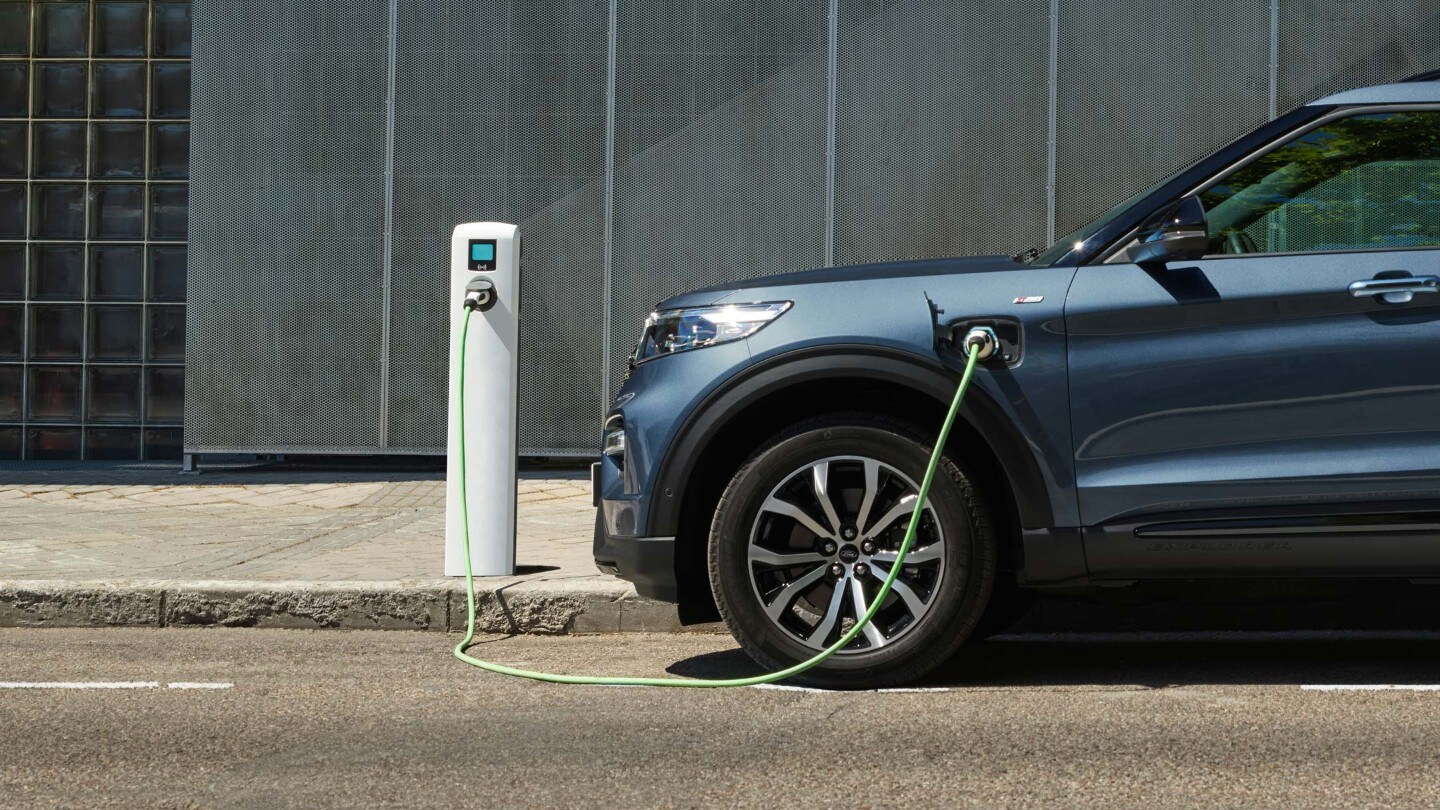 Ford Explorer Plug In Hybrid chargin in public Ford Explorer Plug In Hybrid chargin in public