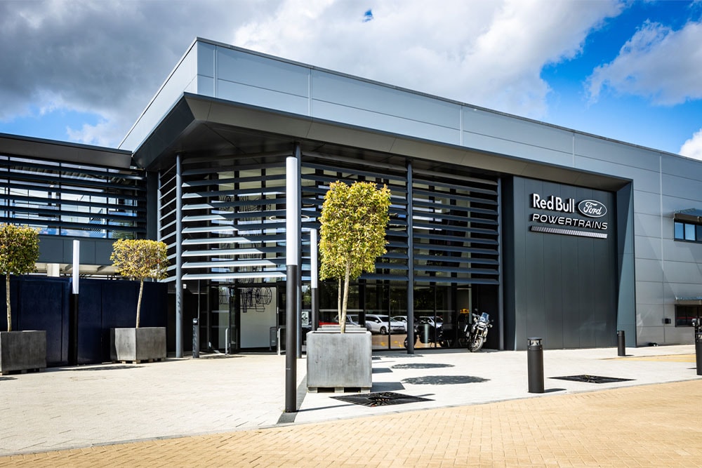 Τα κεντρικά γραφεία της Red Bull Ford Powertrains – ένα σύγχρονο κτήριο με το λογότυπο της εταιρείας που εμφανίζεται στο εξωτερικό