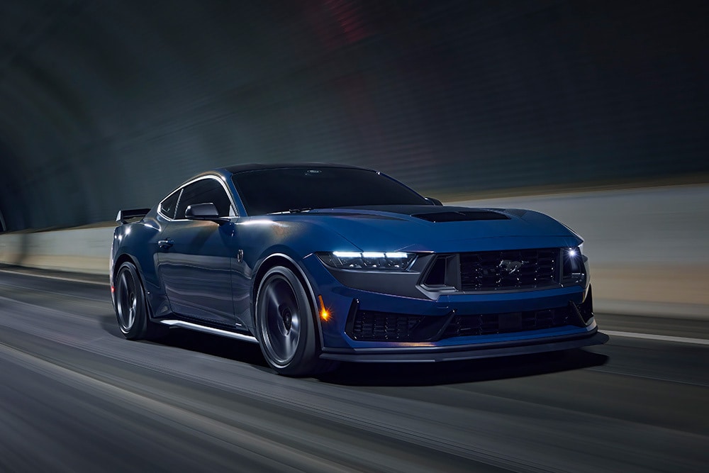 Ένα σπορ αυτοκίνητο Ford Mustang σε χρώμα Vapour Blue που διασχίζει μια σήραγγα.