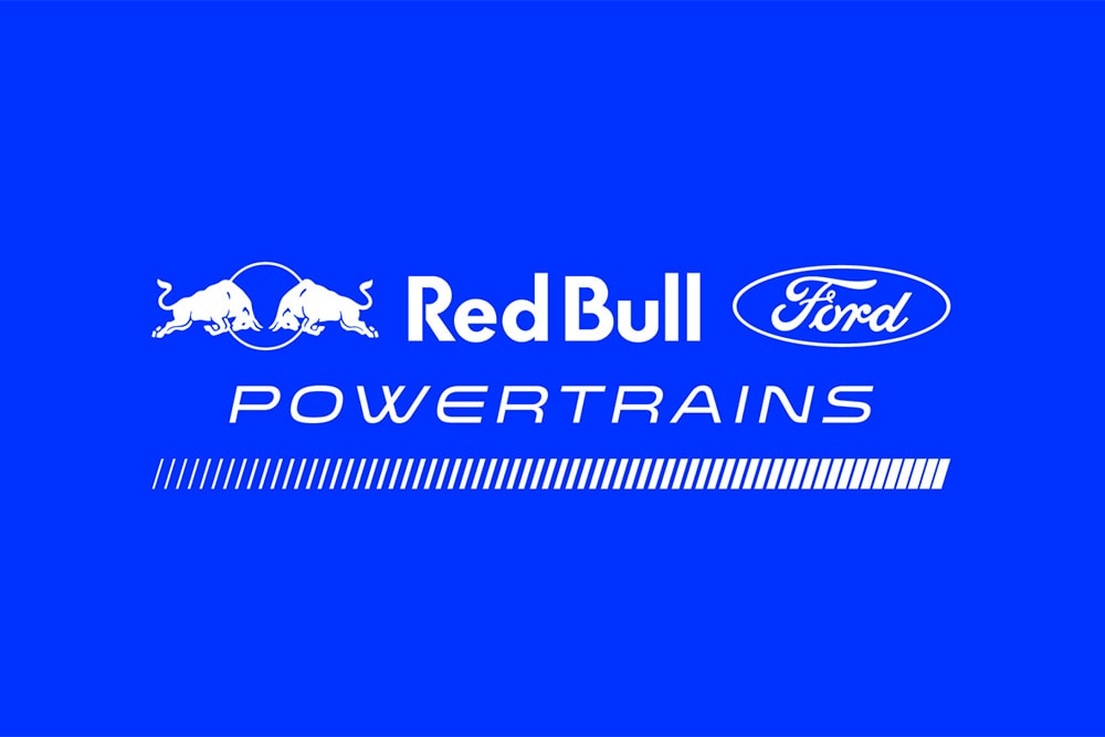 Λογότυπο Red Bull Ford Powertrains για τη Φόρμουλα 1 σε μπλε φόντο