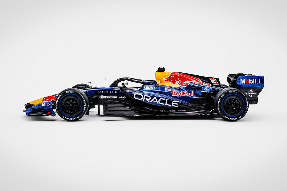Ένα κομψό αγωνιστικό όχημα Red Bull Ford Formula 1 σε καθαρό λευκό φόντο με τα λογότυπα των χορηγών Ford και Red Bull.