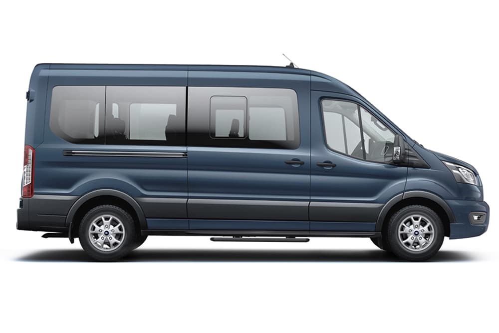 Μπλε Ford Transit Minibus της σειράς των πολυμορφικών (MPV) και πολυθέσιων επιβατικών οχημάτων της Ford.