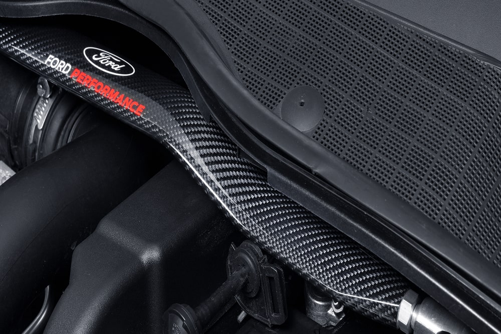 Κοντινό πλάνο εξαρτήματος κινητήρα ενός Ford αυτοκινήτου επιδόσεων στο εσωτερικό του χώρου του κινητήρα.