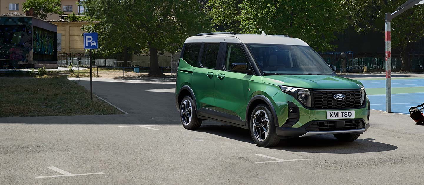 Ford Tourneo Courier σε χώρο στάθμευσης