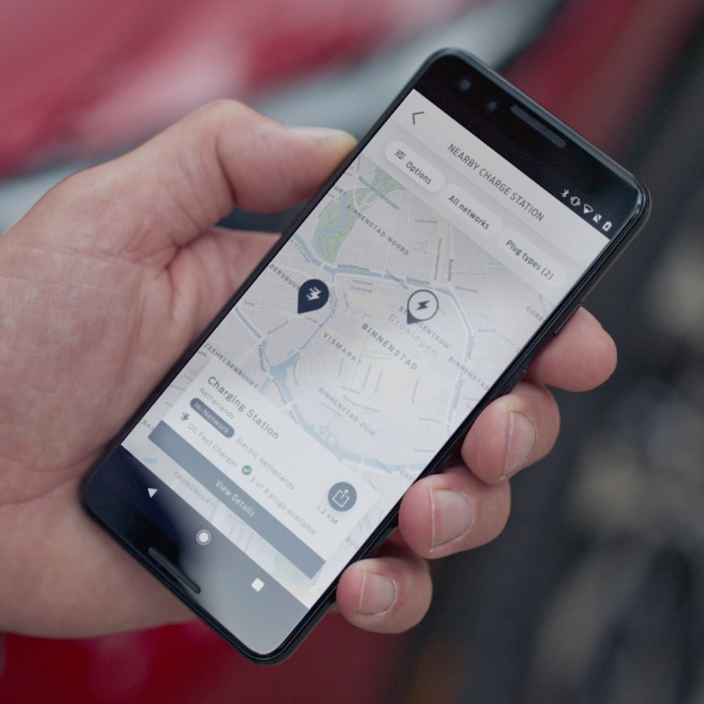 Ένα άτομο που χρησιμοποιεί την εφαρμογή FordPass σε smartphone