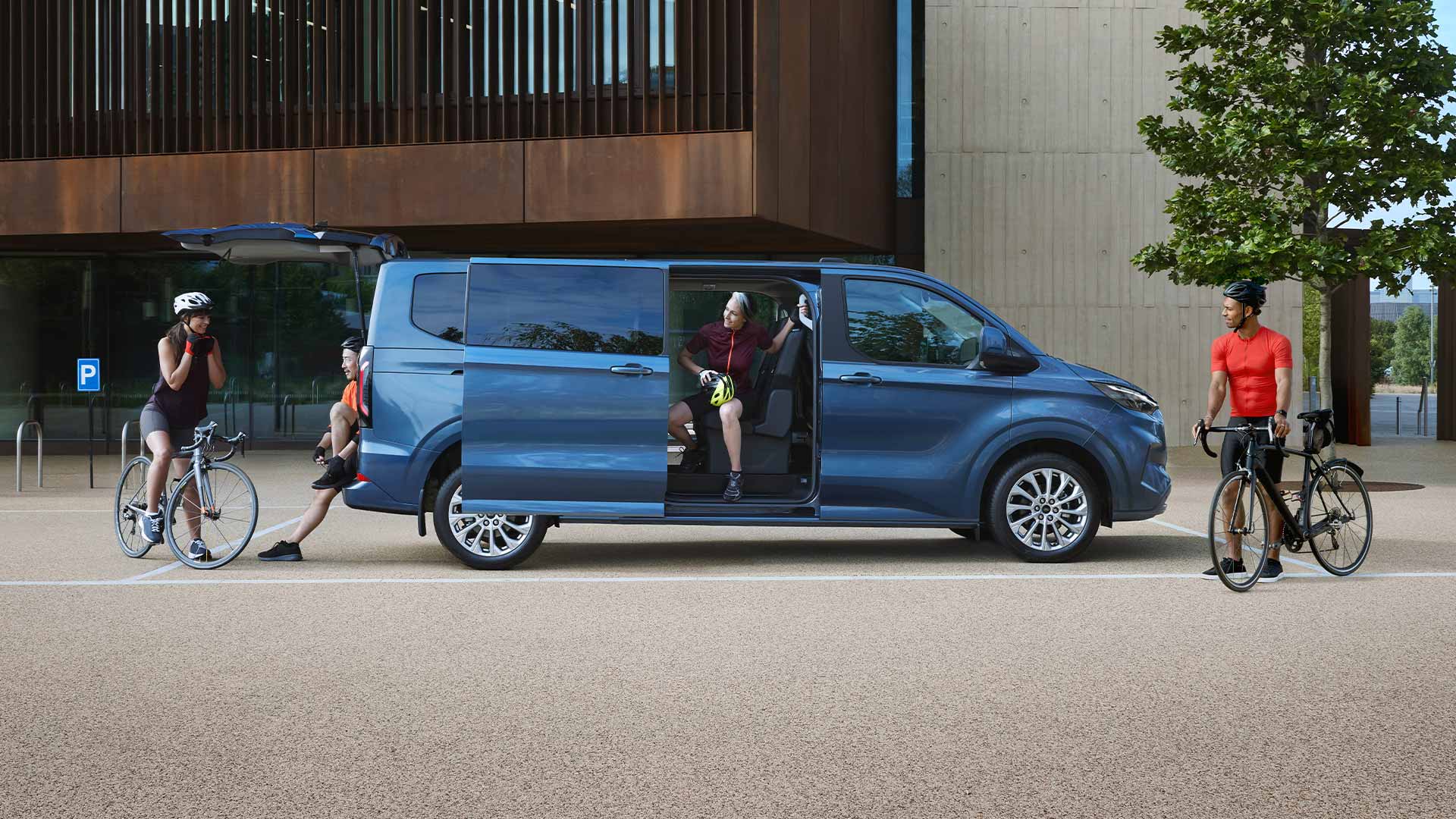 Ford Tourneo Custom side view