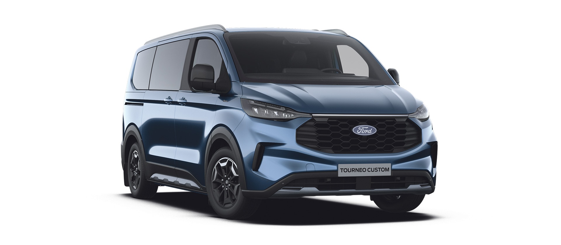 Μπροστινή άποψη 3/4 ενός μπλε Ford Tourneo Active σε λευκό φόντο. 