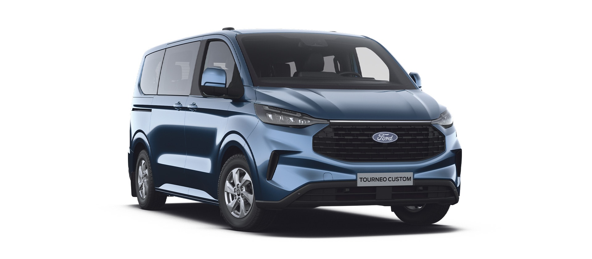 Μπροστινή άποψη 3/4 ενός μπλε Ford Tourneo Trend σε λευκό φόντο. 