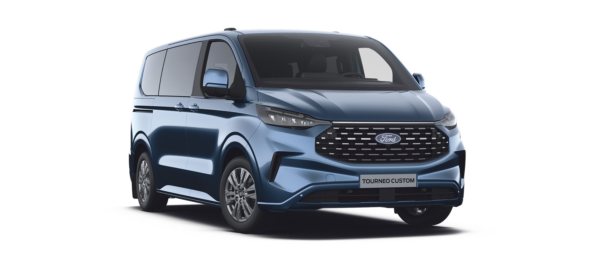 Μπροστινή άποψη 3/4 ενός μπλε Ford Tourneo Titanium σε λευκό φόντο. 