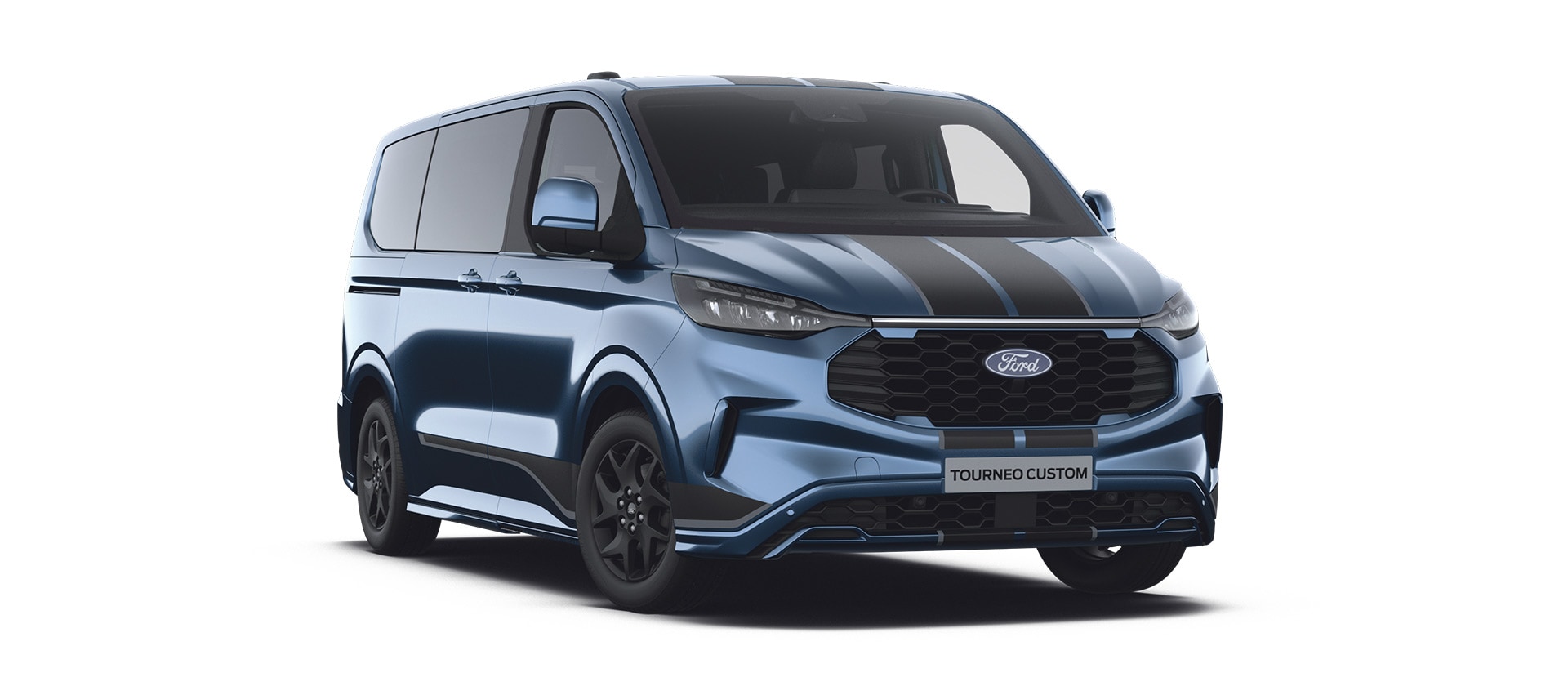 Μπλε Ford Tourneo Custom Sport με μαύρη λωρίδα στον προφυλακτήρα στραμμένο προς την μπροστινή αριστερή γωνία.