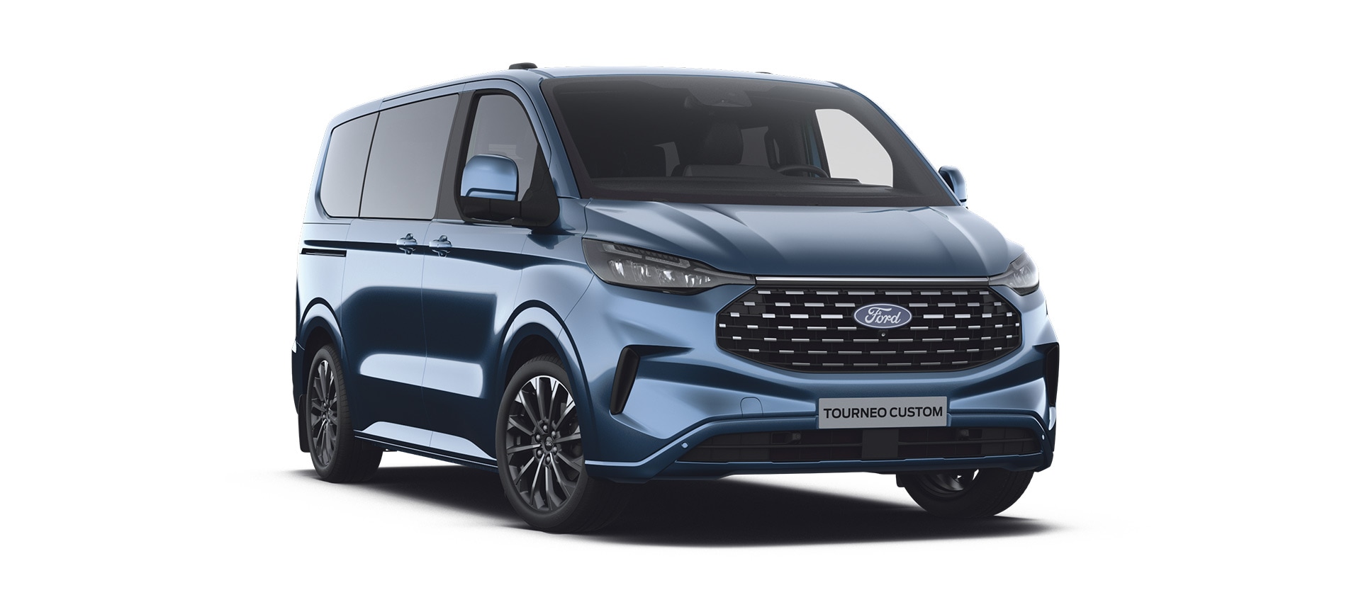 Μπροστινή άποψη 3/4 ενός μπλε Ford Tourneo Sport σε λευκό φόντο. 