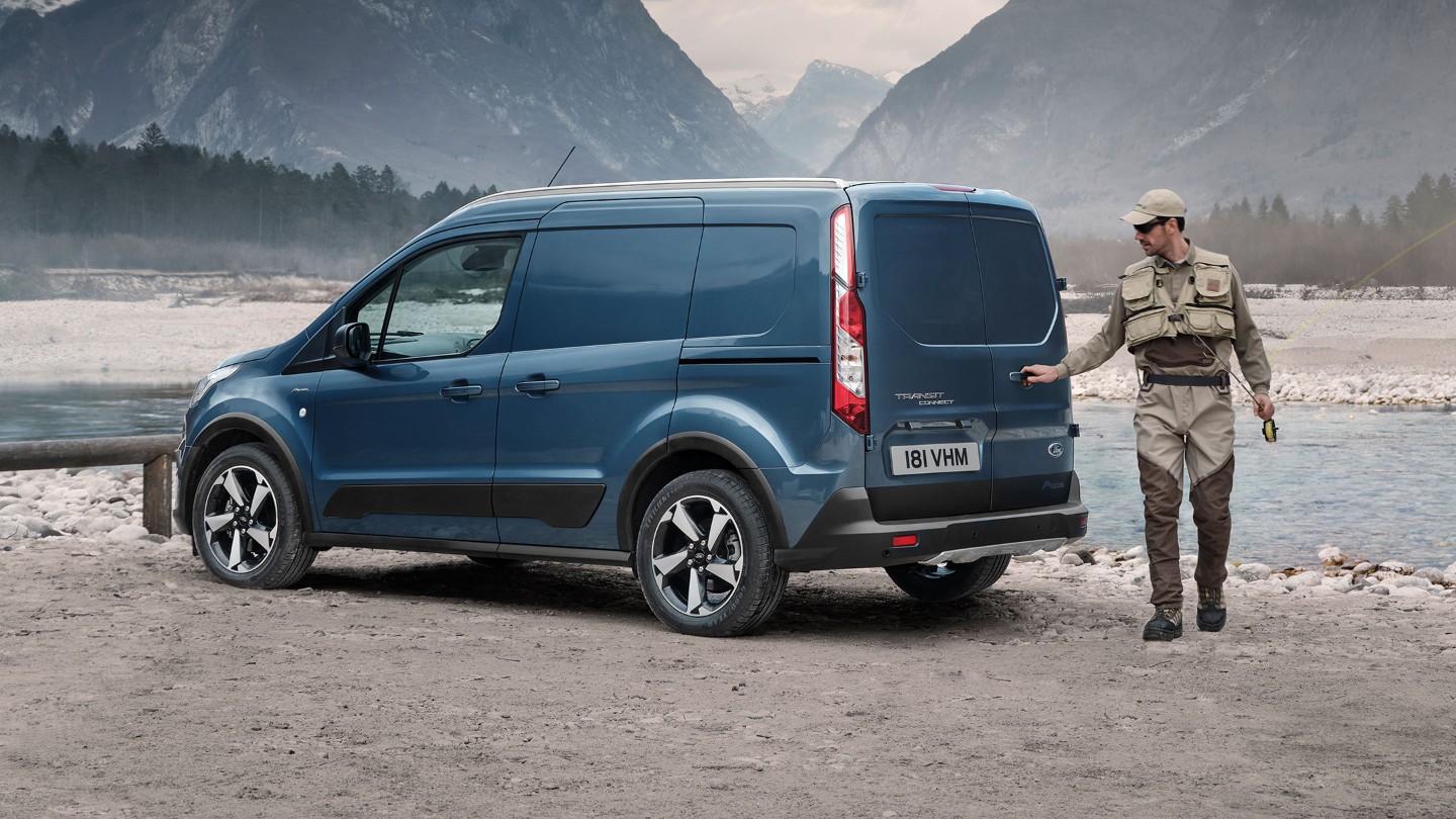 Το Ford Transit Connect Active σταθμευμένο δίπλα σε ένα ποτάμι