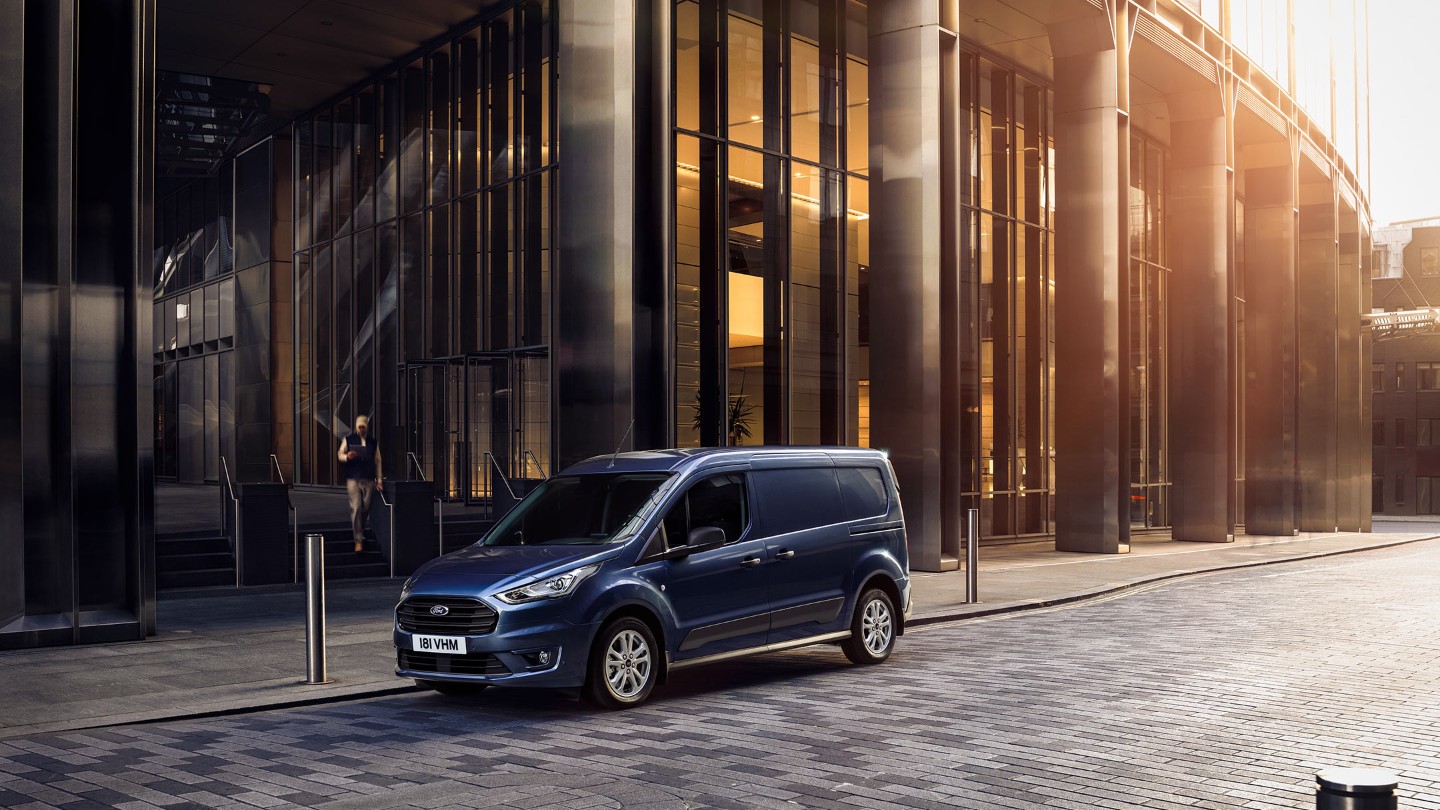 Το Ford Transit Connect σταθμευμένο δίπλα σε μοντέρνο κτήριο