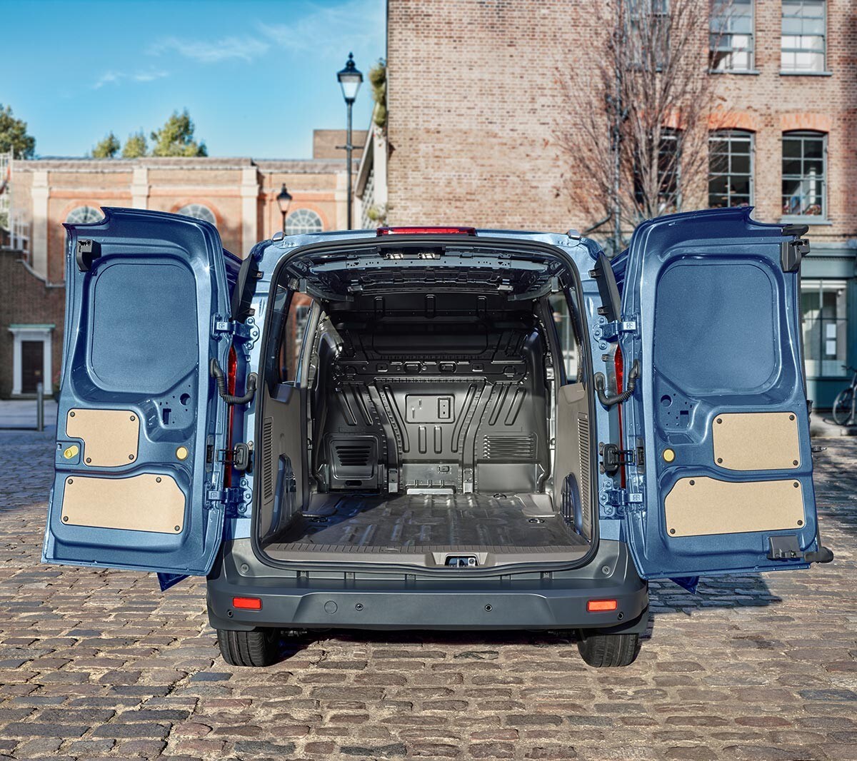 Ford Transit Connect σε μπλε χρώμα με ανοιχτές πίσω πόρτες