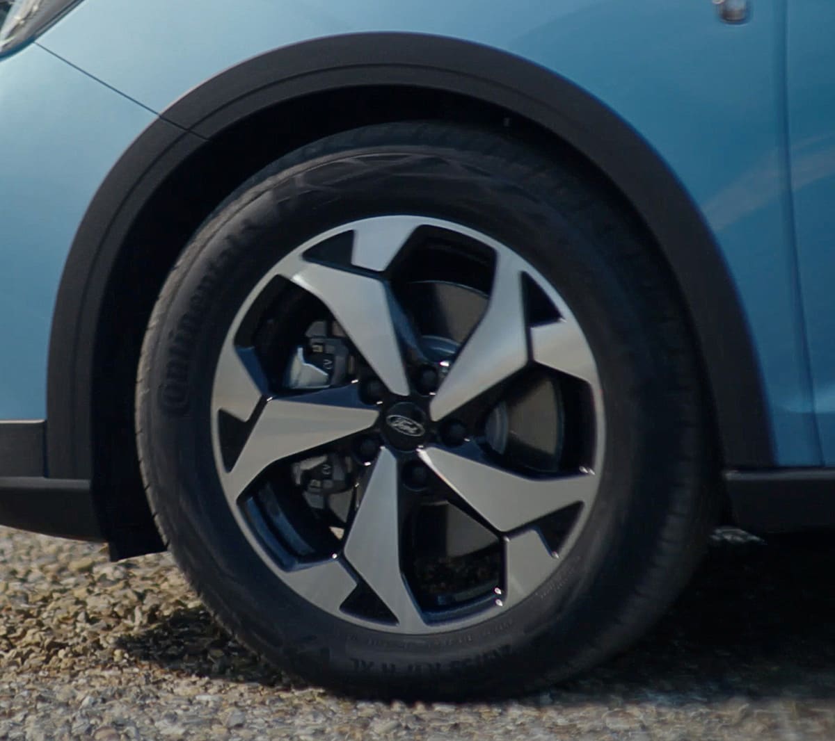 Ford Tourneo Connect exclusive alloy wheel close up