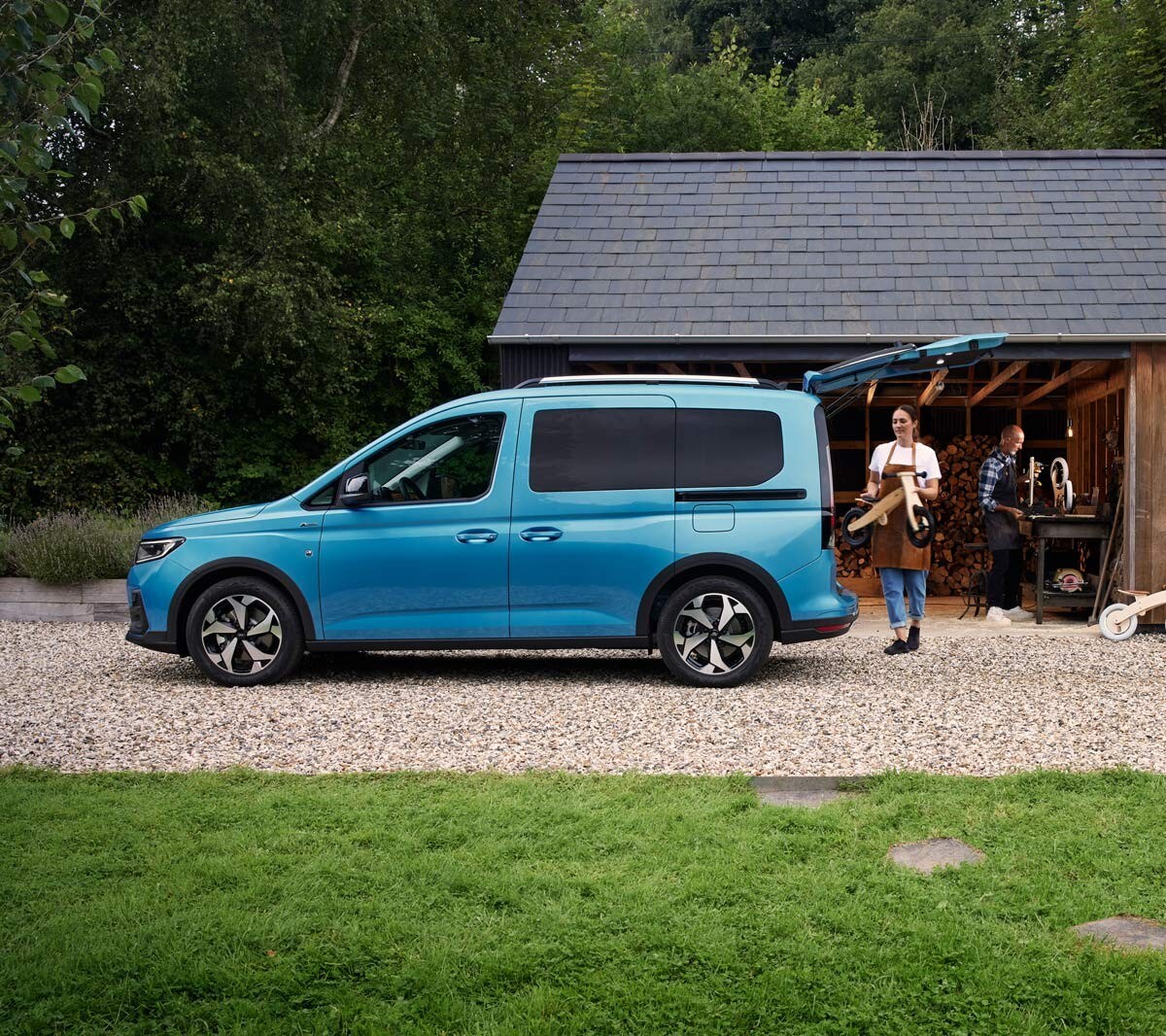Ford Tourneo Connect profile view showing sliding doors