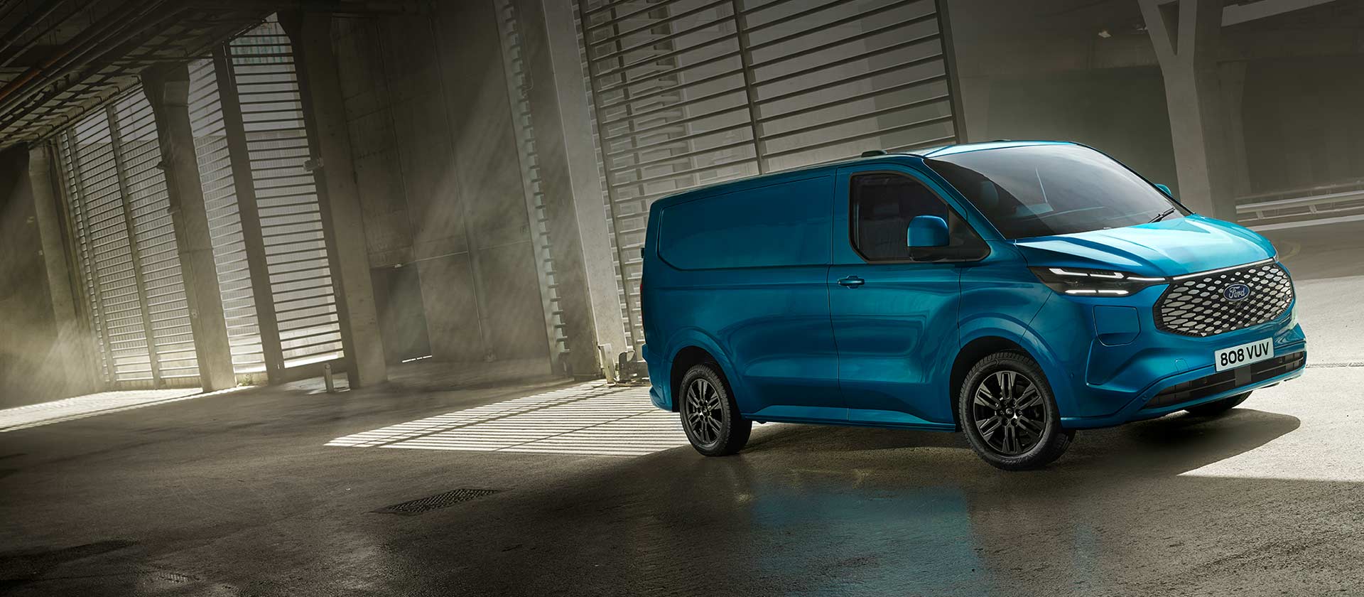 Μπλε ηλεκτρικό van Ford E-Transit Custom.