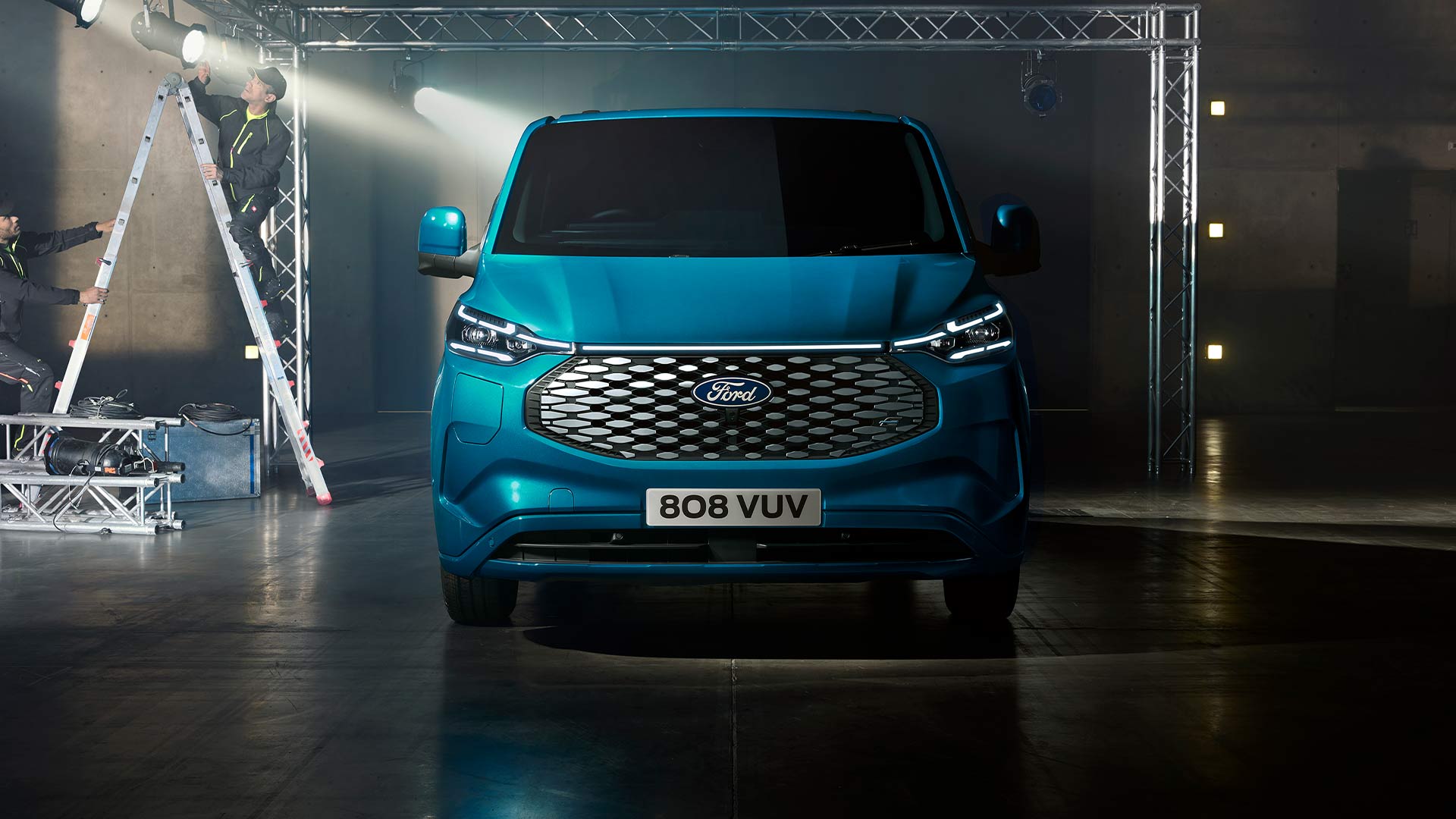 Μπροστινή άποψη του μπλε ηλεκτρικού van Ford E-Transit Custom.