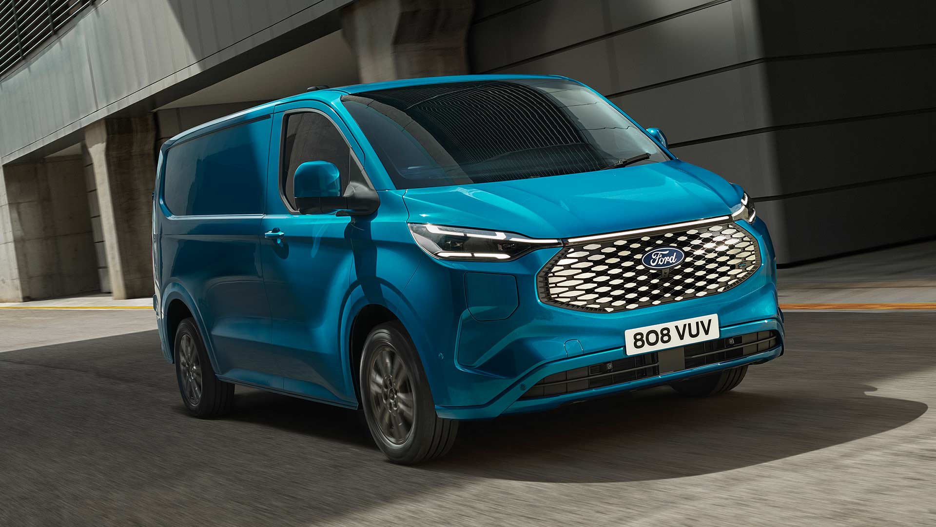 Μπλε ηλεκτρικό van Ford E-Transit Custom που κινείται.
