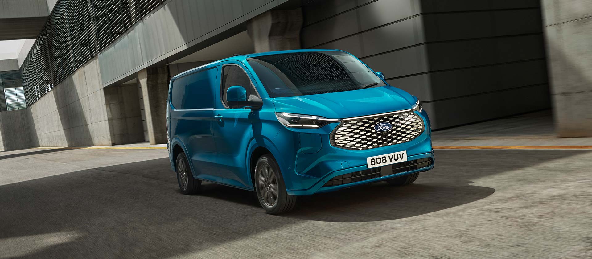 Μπλε ηλεκτρικό van Ford E-Transit Custom, πλευρική άποψη.