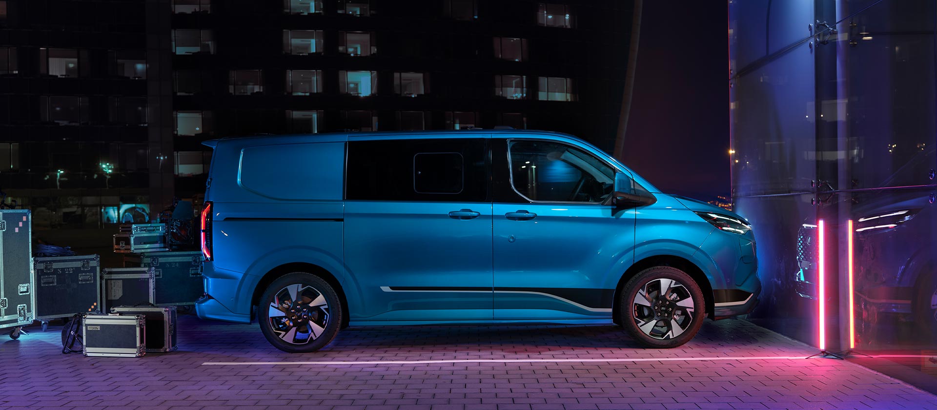Μπλε ηλεκτρικό van Ford E-Transit Custom, πλευρική άποψη.