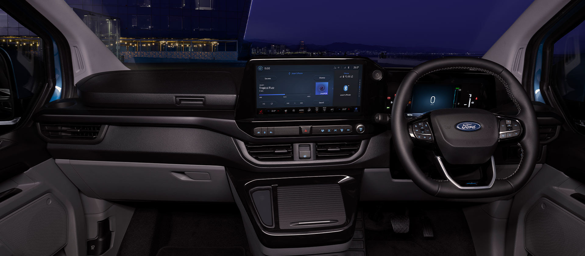 Εσωτερικό του ηλεκτρικού van Ford E-Transit Custom τη νύχτα.