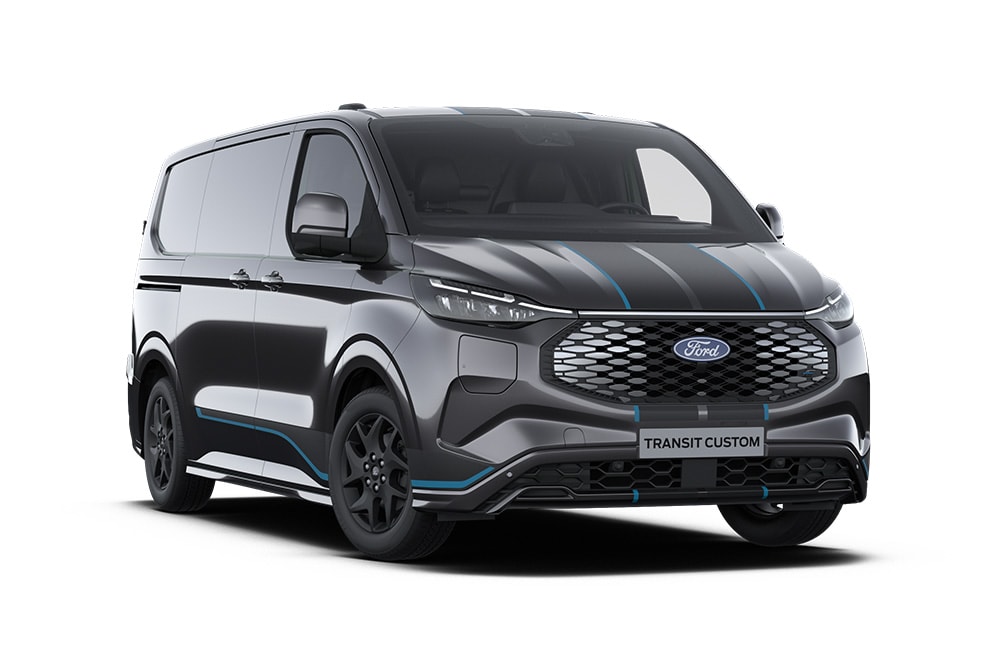 Μπροστινή αριστερή γωνία ενός dark grey Ford E-Transit Custom Sport με μαύρη λωρίδα προφυλακτήρα, σε λευκό φόντο.
