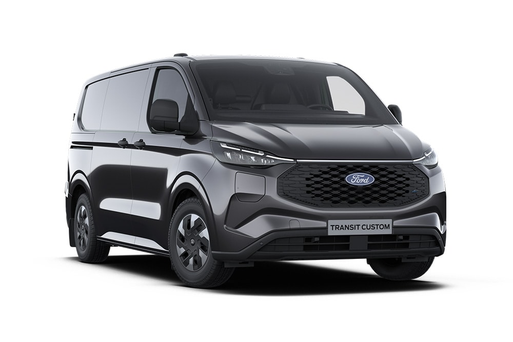 Μπροστινή αριστερή γωνία ενός dark grey Ford E-Transit Custom Trend σε λευκό φόντο.