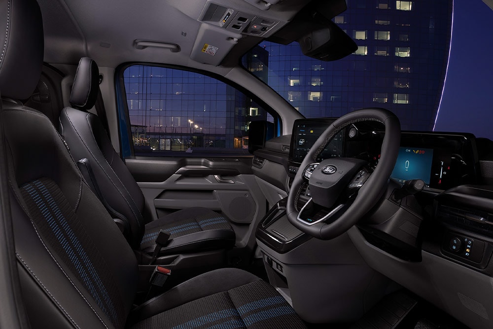 Εσωτερικό ενός ηλεκτρικού van Ford E-Transit Custom, καθίσματα οδηγού και συνοδηγού.