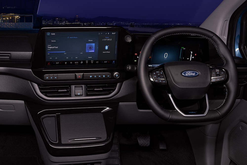 Εσωτερικό του ηλεκτρικού van Ford E-Transit Custom με καθίσματα οδηγού και συνοδηγού.