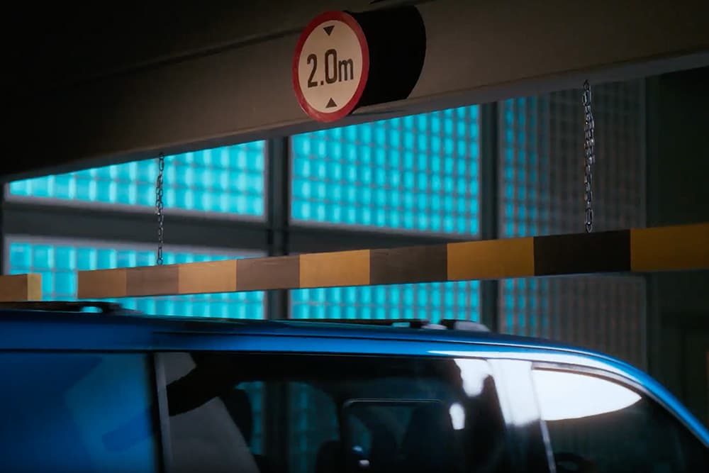 Μπλε Ford E-Transit Custom van που μπαίνει σε γκαράζ.