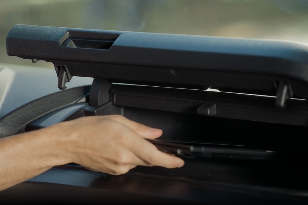 Χέρι που ανοίγει έναν χώρο αποθήκευσης στο Ford Transit Custom.