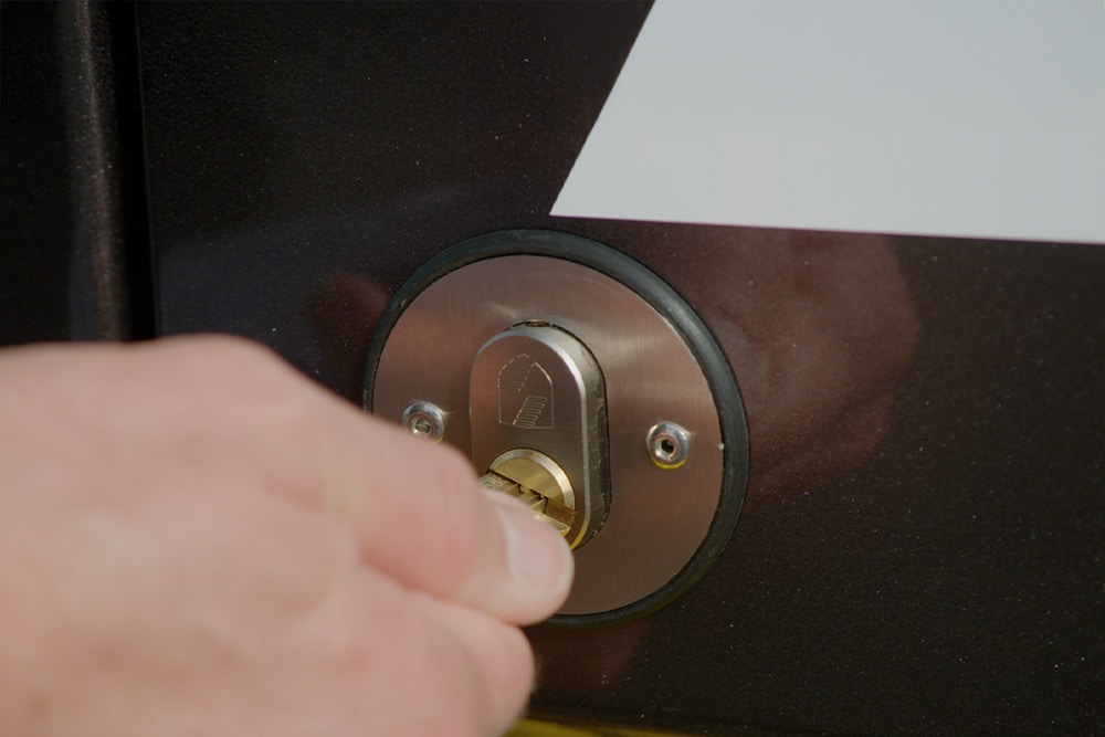 Χέρι που κλειδώνει μια πόρτα van με ένα κλειδί.