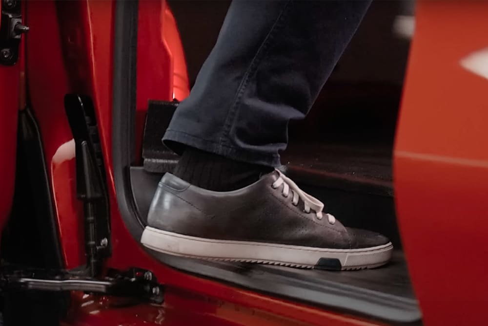 Ένα πόδι μπαίνει σε ένα Ford Transit Custom van.