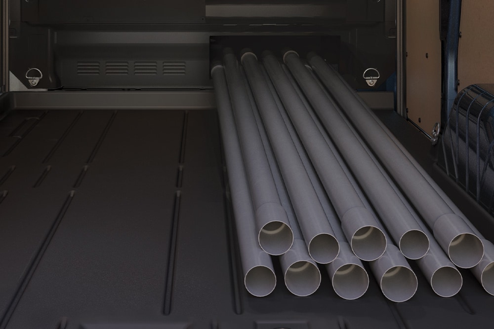 Σωλήνες μέσα σε ένα ηλεκτρικό van Ford E-Transit Custom.