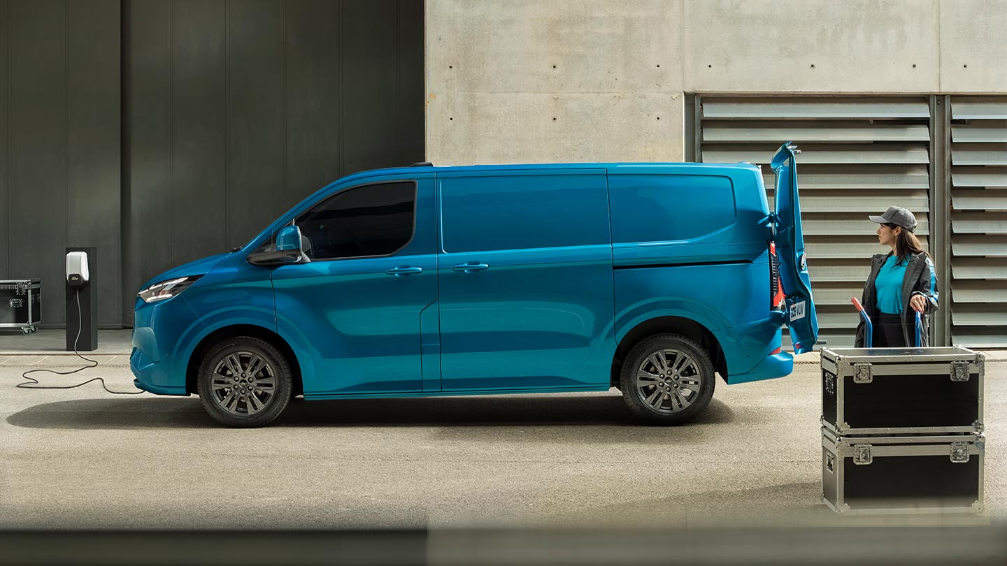 Μπλε ηλεκτρικό van Ford E-Transit Custom που φορτίζει.