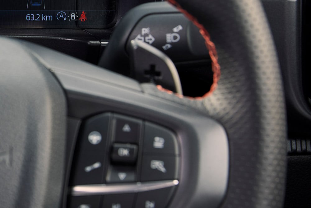 Το τιμόνι στο Ford Ranger Raptor με μοχλούς αλλαγής ταχυτήτων.