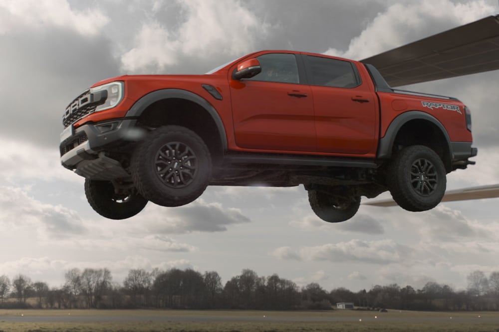 Ένα κόκκινο Ford Ranger Raptor αιωρείται στο κενό.