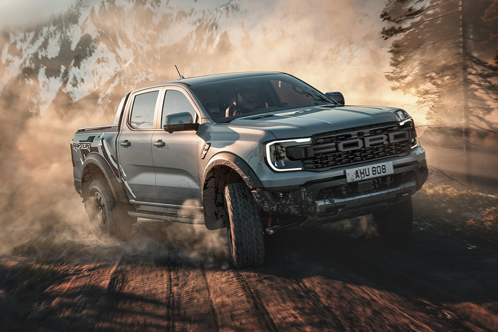 Ford Ranger Raptor σε λειτουργία Baja, σε χωματόδρομο, με ορεινό τοπίο στο βάθος.