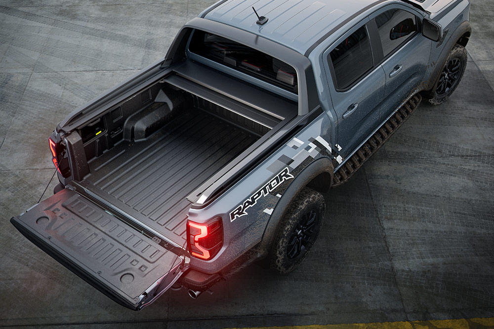Πίσω όψη του Ford Ranger Raptor, με έμφαση στον χώρο φόρτωσης και την πίσω πόρτα του οχήματος.