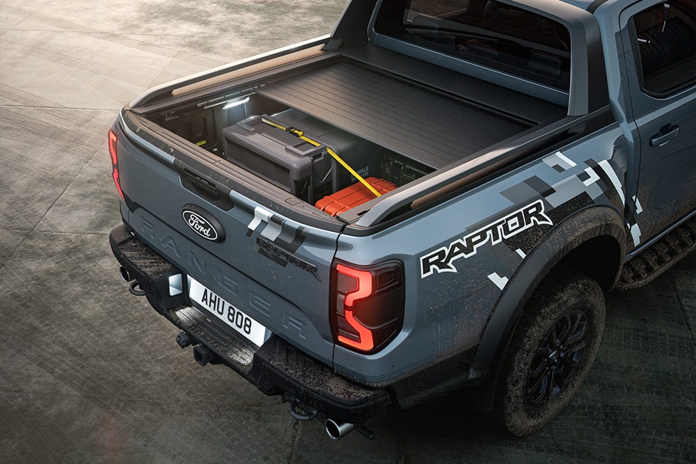 Πίσω όψη σταθμευμένου μπλε Ranger Raptor, με έμφαση στο ηλεκτροκίνητο ρολό.