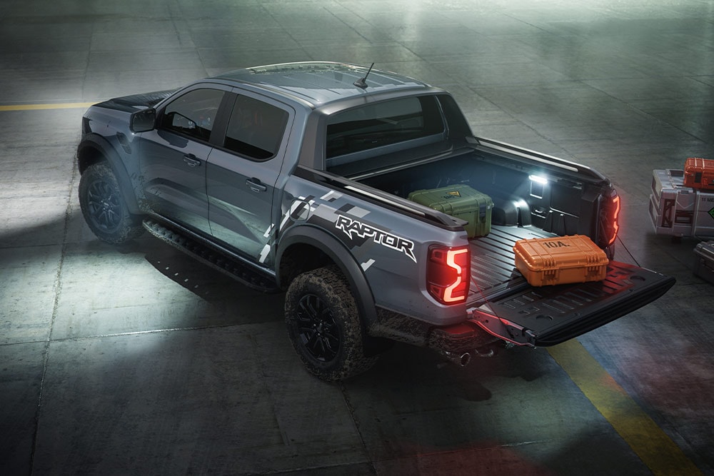 Πίσω όψη του Ford Ranger Raptor, με έμφαση στον εξωτερικό φωτισμό σε ζώνες του οχήματος.