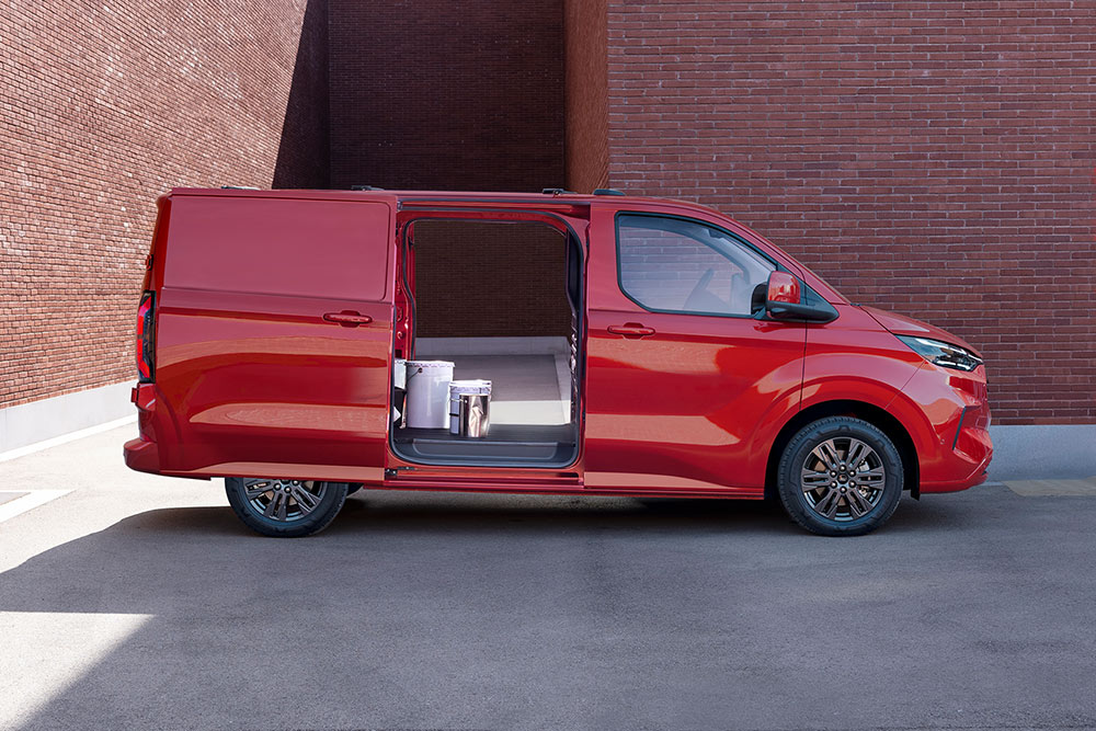 Κόκκινο Ford Transit Custom van με ανοιχτές πόρτες, από όπου φαίνεται το εσωτερικό.