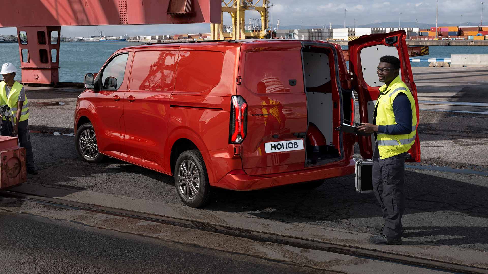 Κόκκινο Ford Transit Custom van σε μια προβλήτα.