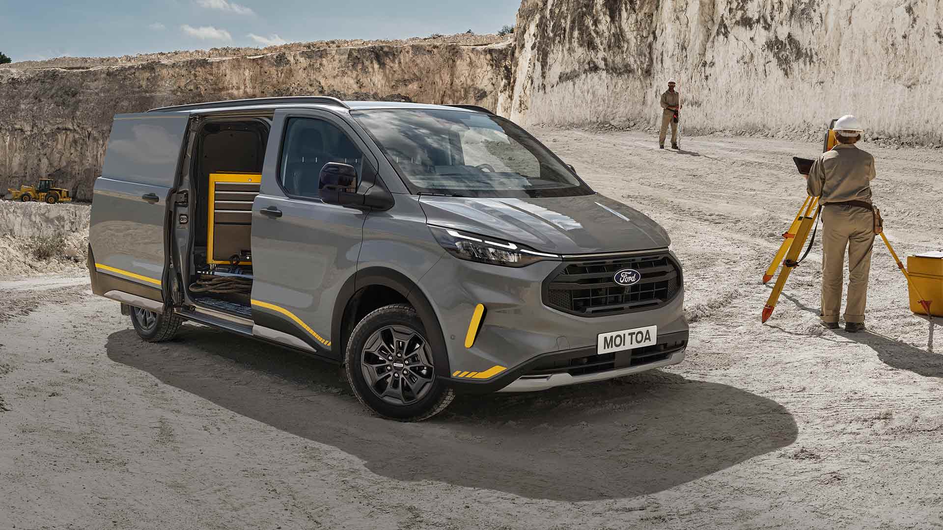 Γκρι Ford Transit Custom Trail van σε λατομείο.
