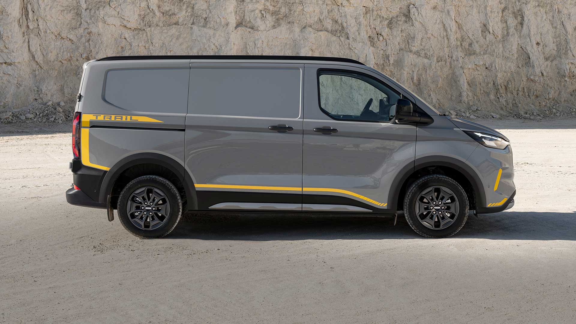 Γκρι Ford Transit Custom Trail van με κίτρινες λεπτομέρειες, πλευρική άποψη.